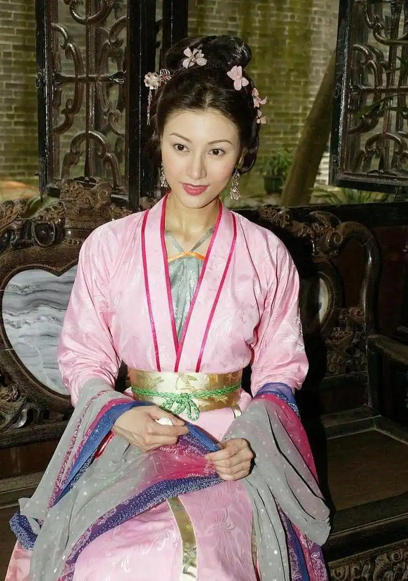 明朝,花魁杜十娘给了心上人150两银子,让他凑够300两银子来赎她.