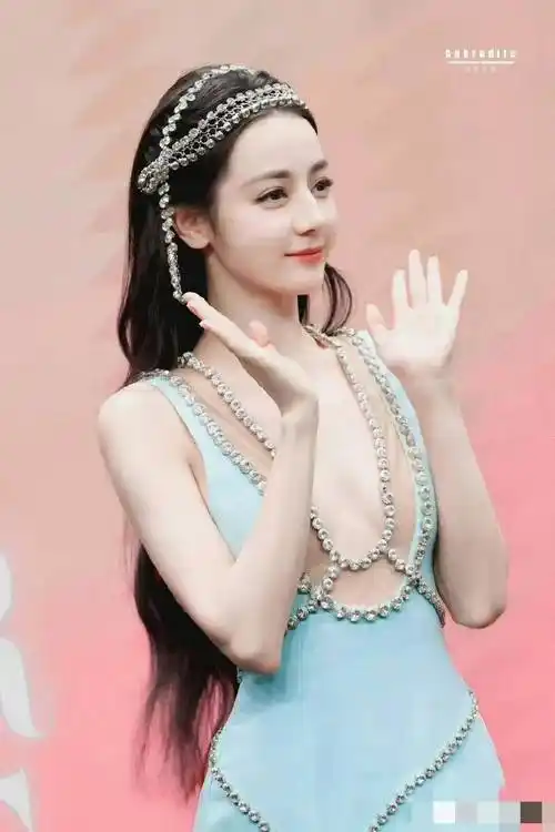 迪丽热巴人鱼裙造型再度亮相 火辣身材惊艳全场 网友:太敢太会穿了