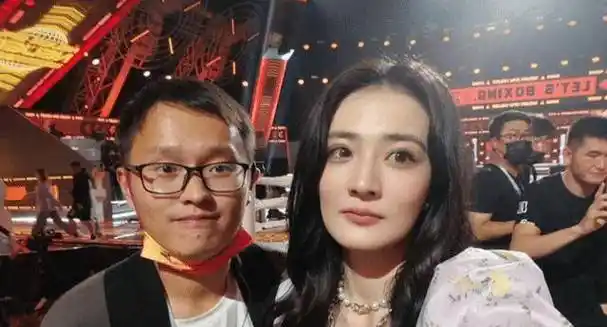 和徐璐合影,27岁的她生图长这样,难怪能让影帝7次告白_角度_活动_黄轩