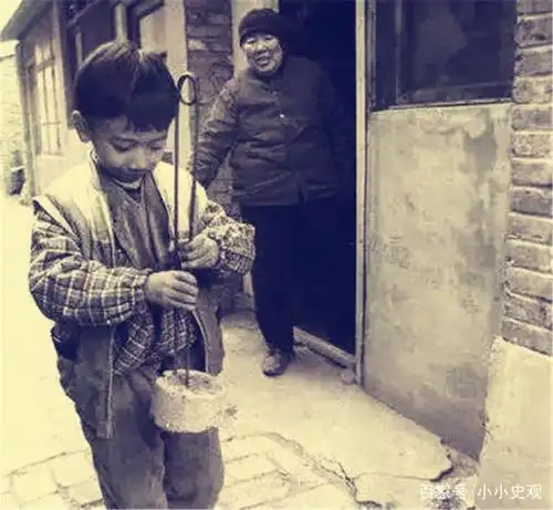 80年代的老照片:图一是小孩在邻居家换煤,图五是小学生郊游