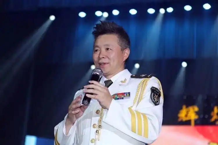 回顾歌唱家王宏伟60后娶80后才女妻子和妈妈情同母女