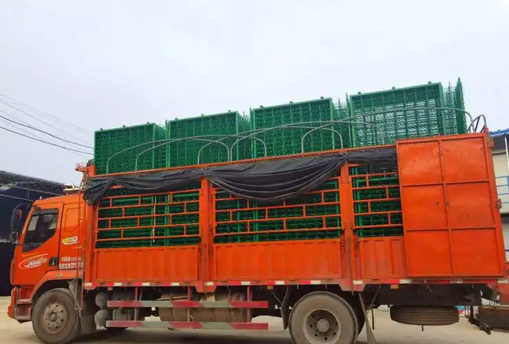 满满一车框架护栏网发往广东湛江!
