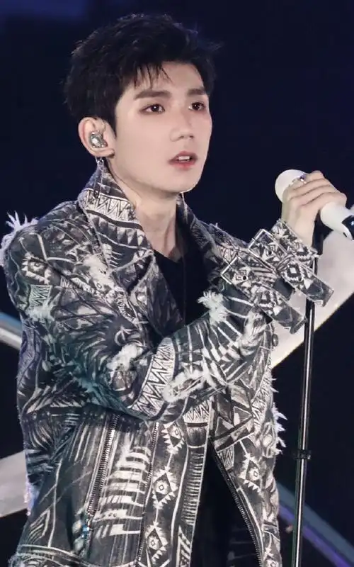 王源官宣加盟江苏卫视跨年##王俊凯王源 江苏跨年