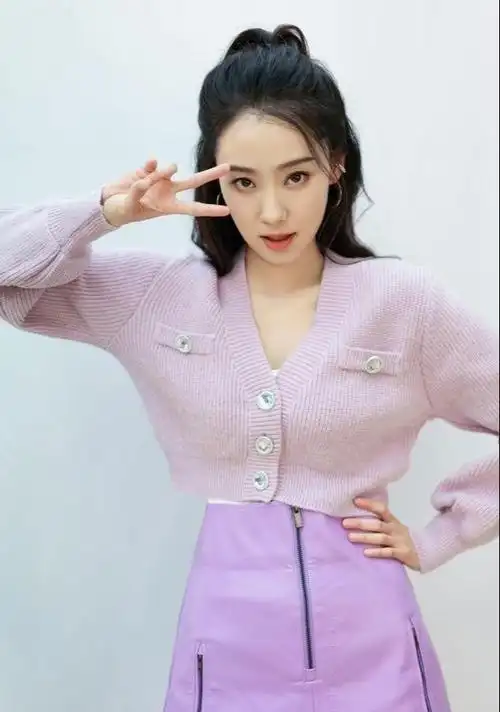 张小斐时尚大片曝光穿浅绿露背裙高级又优雅真是红气养人