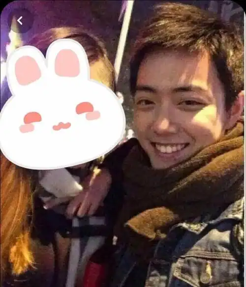 肖战是学弟公认的校草#有自媒体采访肖战 母校重庆工商大学的同学,问