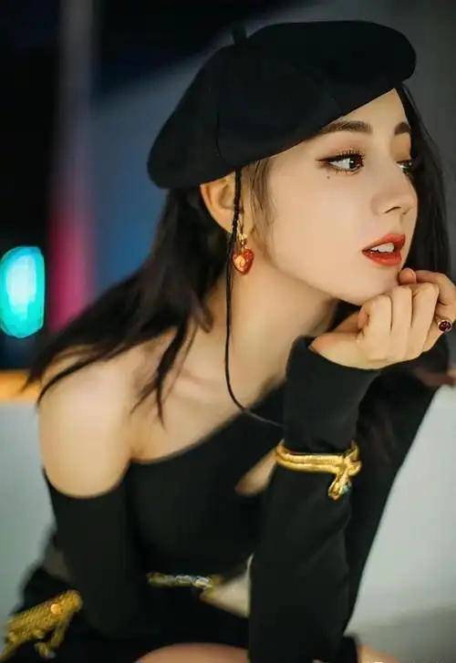 2016年,迪丽热巴继续扩展她的演艺领域,主演了现代剧《麻辣变形计》.