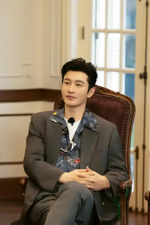 baby叶珂争宠引争议,黄晓明晒照似有深意,手戴戒指疑表态