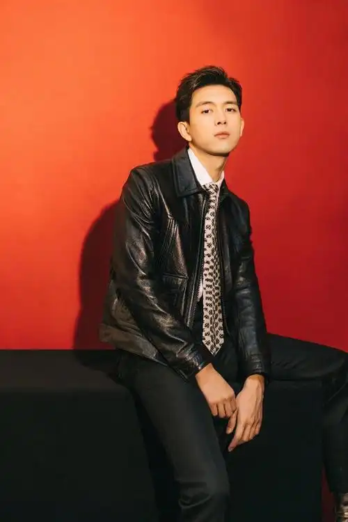 李现2020跨年晚会造型,皮衣搭配豹纹领带,演绎摩登洒脱贵公子