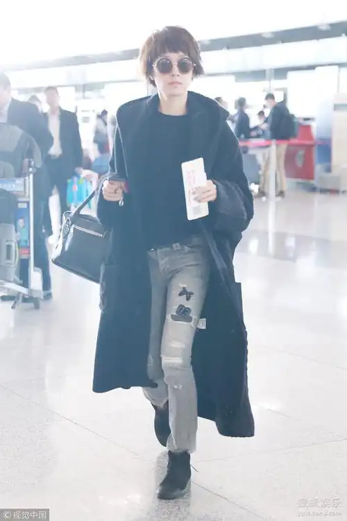 马伊琍低调亮相机场 外套重复穿朴素又率性