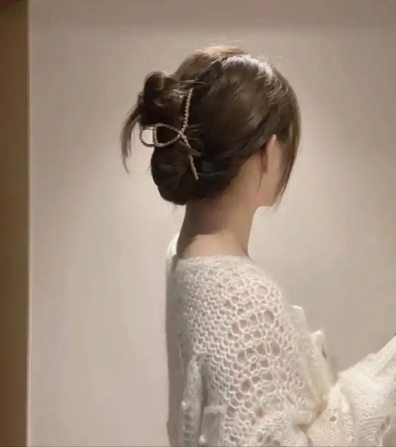 以后你的老婆在家会扎一个低丸子头给你做好热腾腾的饭菜 等你下 - 抖