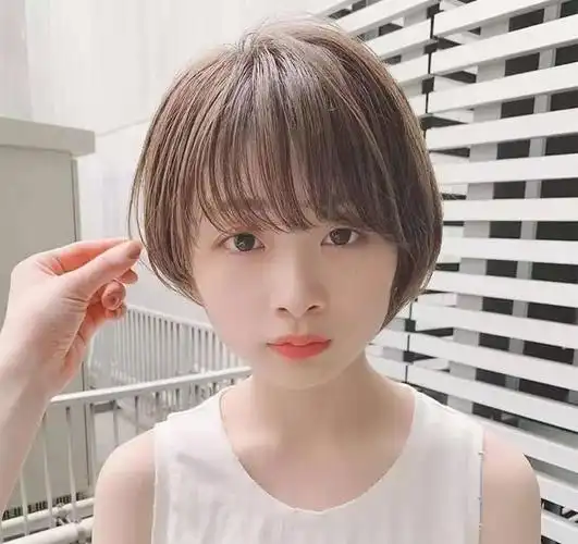 1,不等式下面就给大家推荐八款适合圆脸型的短发发型,你只需找出你