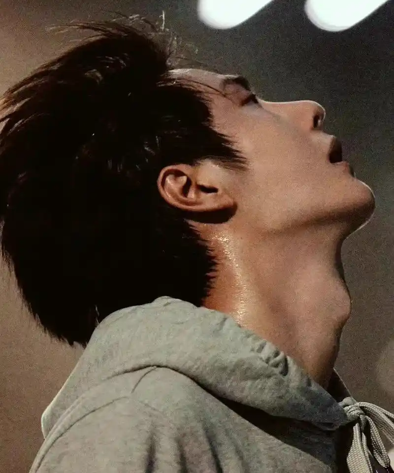 王一博喉结照爆出,网友纷纷点赞:好苏好苏