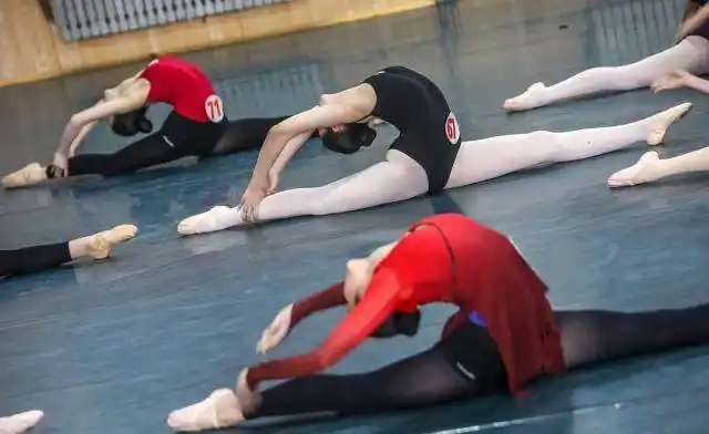 舞蹈专业艺考生现场秀绝活高难度一字马下腰功夫深惹人赞叹