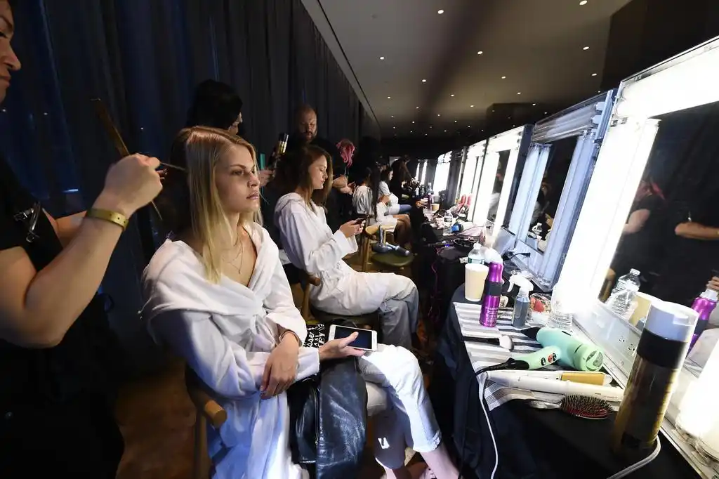 化妆师给模特化妆 哥伦比亚女装品牌johanna ortiz 6月4日在纽约举办