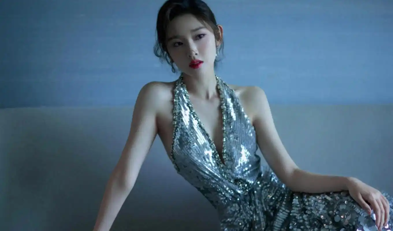 唐艺昕的身材在娱乐圈属于什么水平?银色露背礼服,性感女神