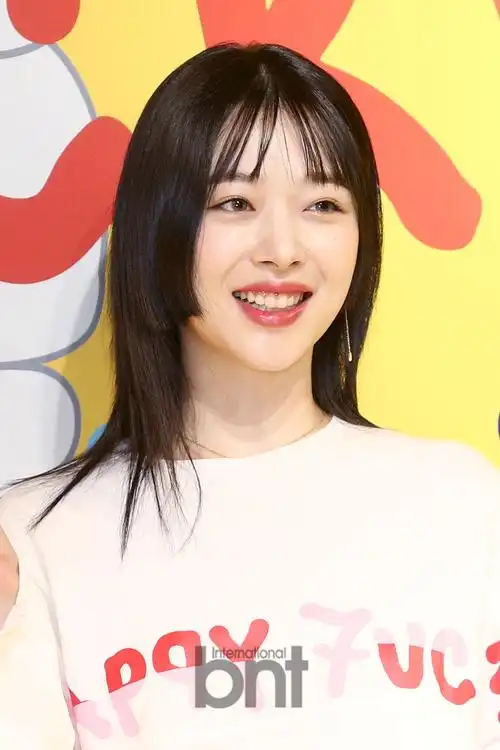 组图:崔雪莉公主切发型亮相活动 散发果汁甜美笑容