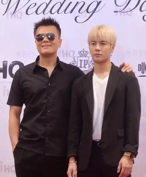 甚至got7成员王嘉尔也是朴振英在其打篮球时发现的珍宝.