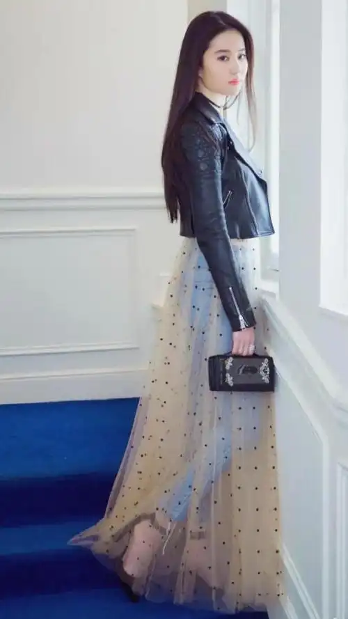 刘亦菲真装扮太时尚,裸色纱裙与牛仔裤玩混搭,不愧号称神仙姐姐