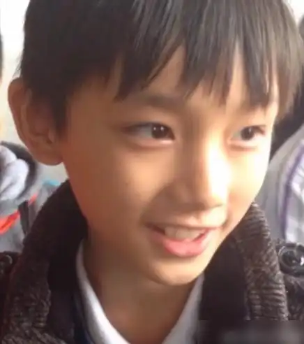 其实,那时候,丁程鑫才上小学4年级,还在四川老家,那个学校也就是