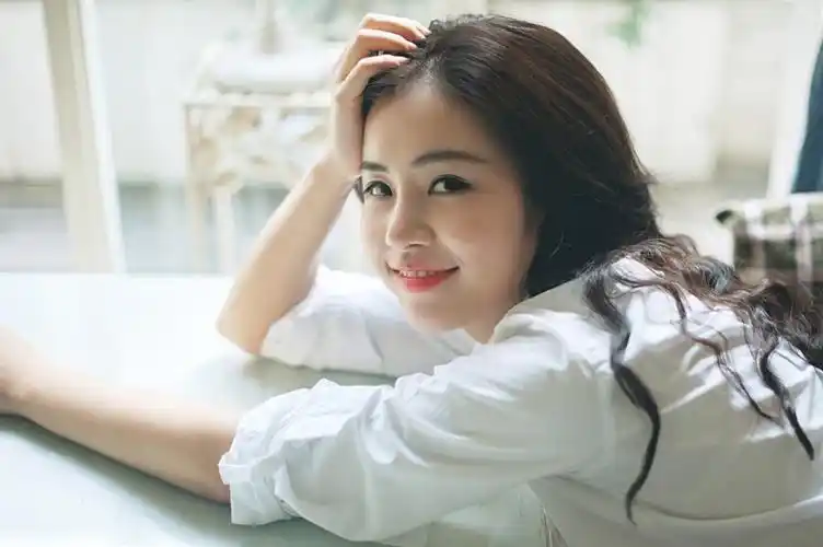 红唇女神养眼魅力写真图片