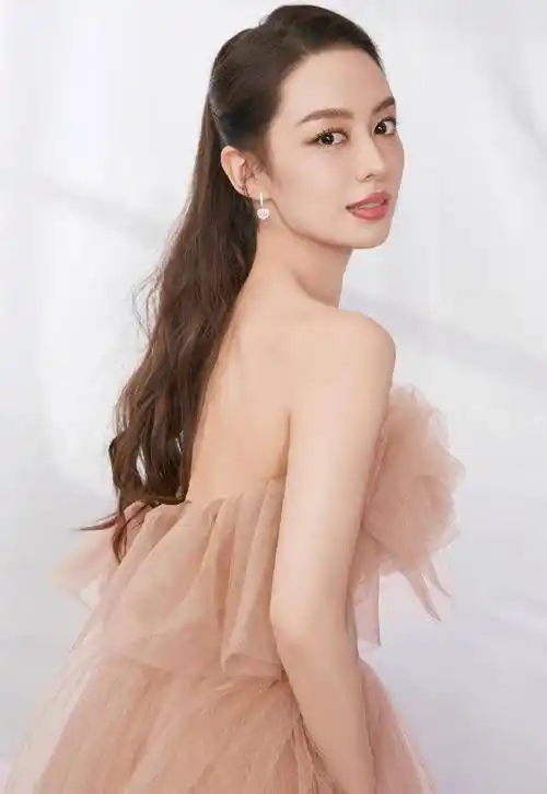 吉娜晒与郎朗比心背影照,穿连衣裙身材好绝,郎朗发文却遭吐槽_妻子