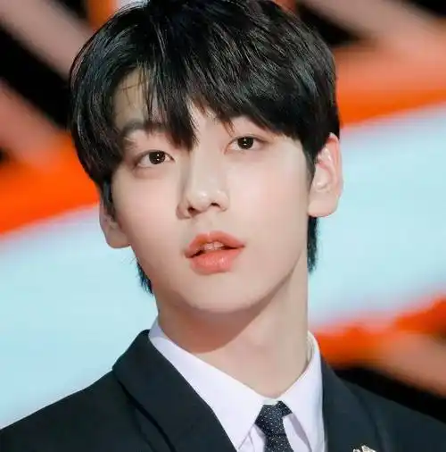 00后韩国知名男爱豆剪脚底水泡,问粉丝想不想吃脚皮面条_崔秀彬_行为