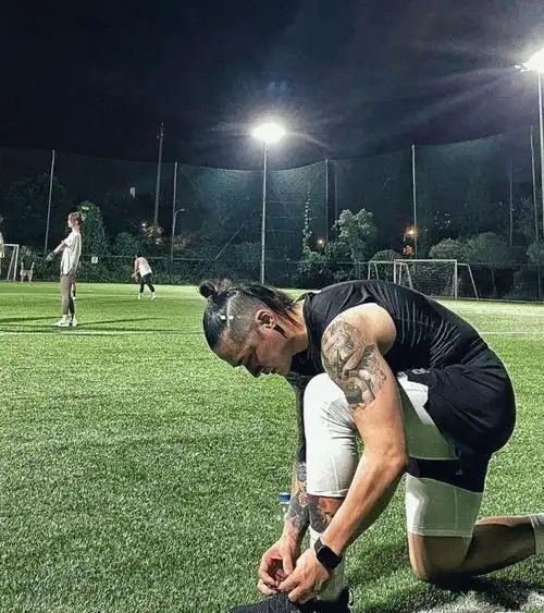 蒋劲夫罕见现身重庆,小饭馆用餐无人识,肌肉壮实手臂纹身吓人