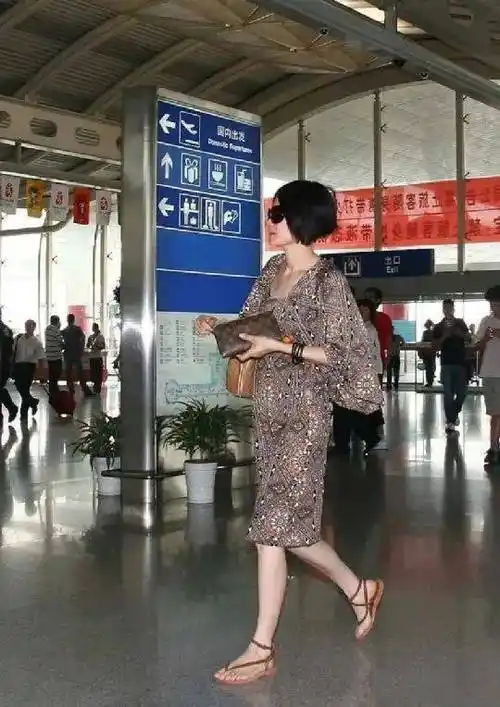 原创王菲彻底不把自己当明星穿碎花裙踩凉鞋现身机场大妈式打扮太接地