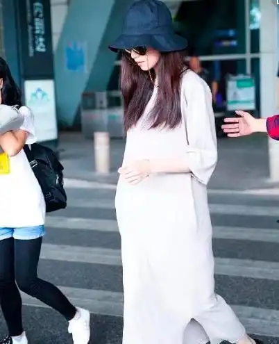 刘诗诗孕肚逛男鞋店,一身休闲装看不出身材,纤细四肢惹人羡慕