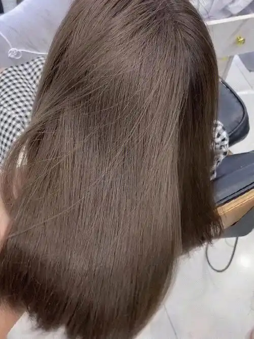 亚斯迪上次的亚麻青棕色不知道大家有没有去染q这次的新发色又来百搭