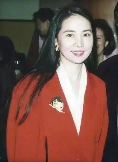 林凤娇是传统的美,大眼柳叶眉,谈笑间气质侧漏,比如今的女明星高出了