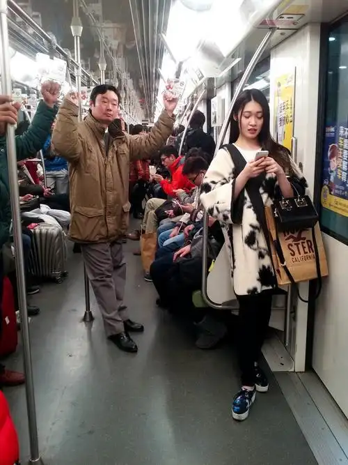 (纪实实拍组图)地铁众生相