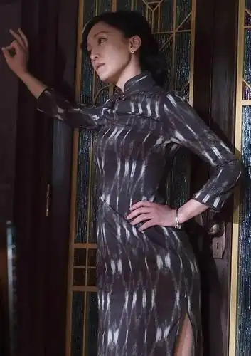 周迅换了个老气发型,穿旗袍戴眼镜依旧优雅,全靠颜值在撑!