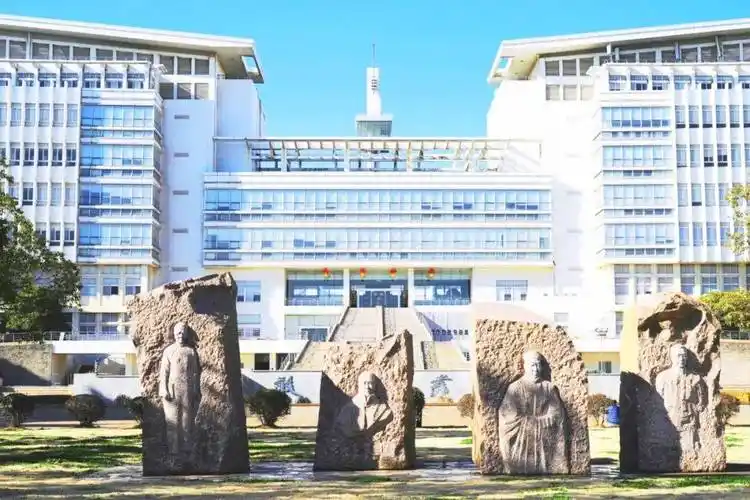 师大建校和发展历程我们走进南京师范大学仙林校区在研学导师的带领下