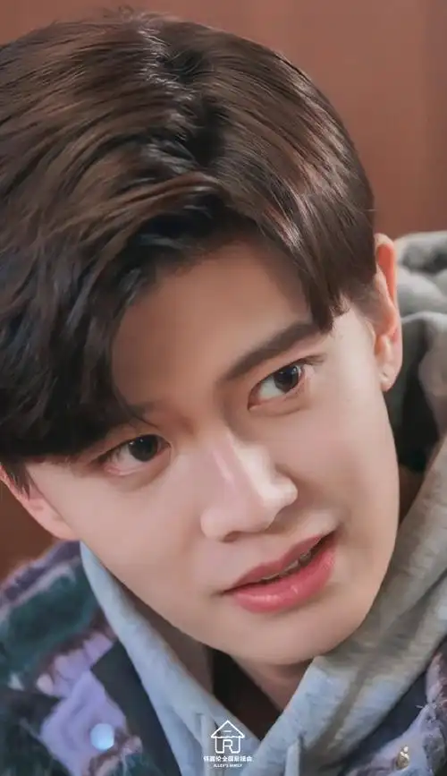 任嘉伦暮色心约##任嘉伦晒赛车手造型自拍