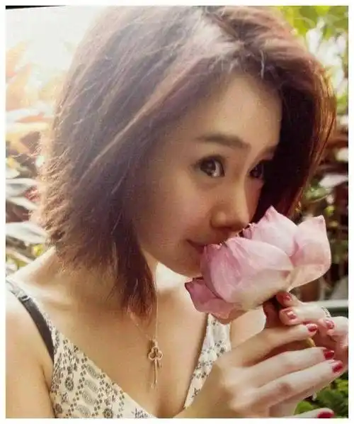 戚薇出道初期风采无人能敌,早期海报曝光夺心!