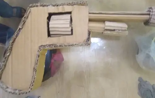 环保手工作品《左轮手枪》纸皮制作