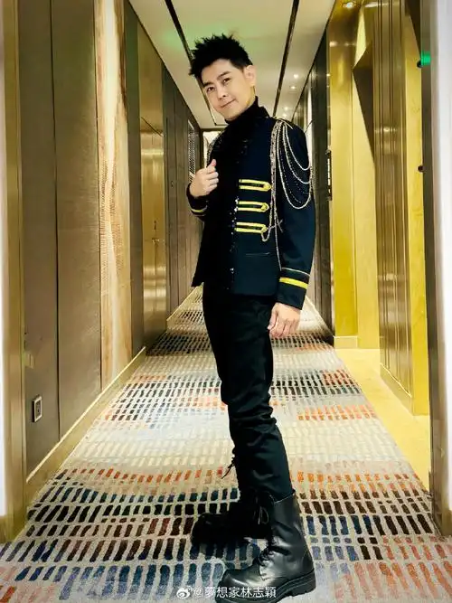 林志颖发了15张照片##林志颖手指比心