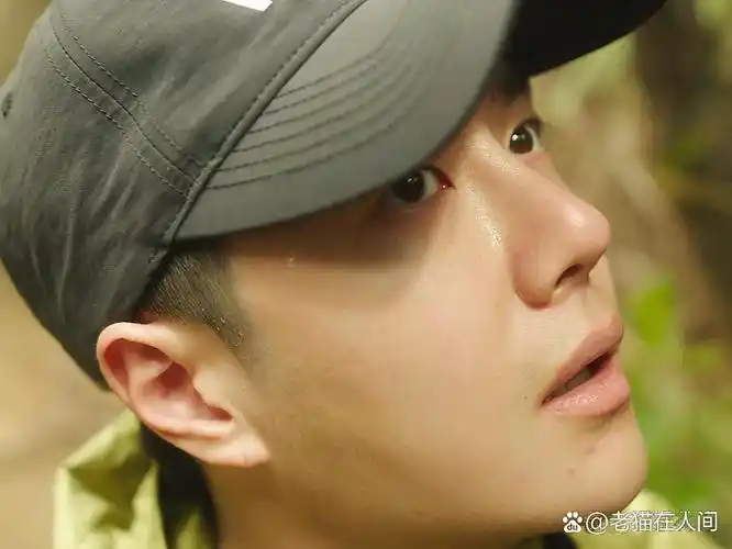 王一博竟然是素颜拍的呀,小胡子,粉刺都能看得清清楚楚,这颜值简直绝