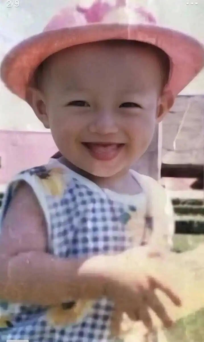 许凯童年照而网上最近又爆出了他童年的照片,我们来感受一下.