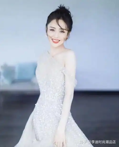 佟丽娅饰演女主角,当时她清纯靓丽,气质脱俗,一头黑长直发型更是深得