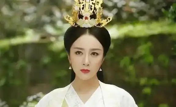 她是古装第一美女,被狗咬毁容后,如今41岁靠演"坏女人