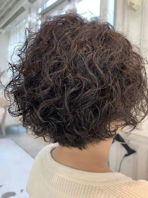 它不仅展现出干练利落的一面,还能通过不同的设计和烫发技巧,赋予短发