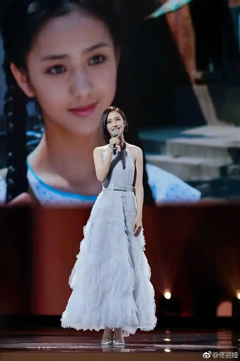 佟丽娅到底有多美?华表奖上展现惊鸿一舞,堪称仙女下凡!