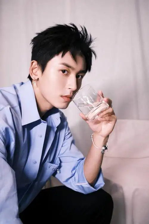 上游时尚张哲瀚复古胶片大片干净俊朗的夏日蓝朋友