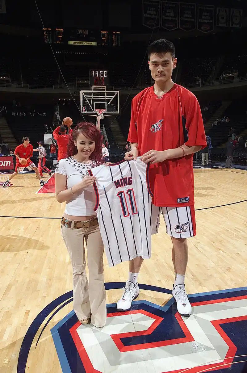 这张巨大身高差的照片真萌,身材窈窕的李玟和姚明同框,这一幕被旁边的