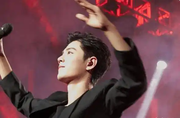 单膝跪地围观看别人拍吻戏,像极了吃瓜的我们_挑战_表演_台词