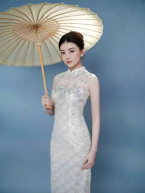 女星梁洁旗袍装造型:古韵美人,芳华绝代!