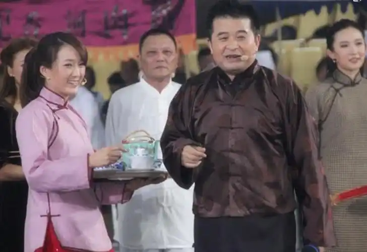 当爆出毕福剑和他的女儿的照片以后,她的长相有点一言难尽