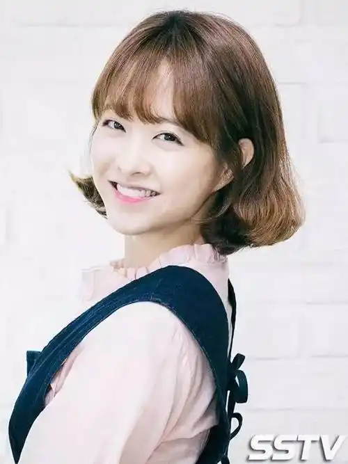 【甜美可爱】代表:朴宝英越来越多女艺人将短发剪短.